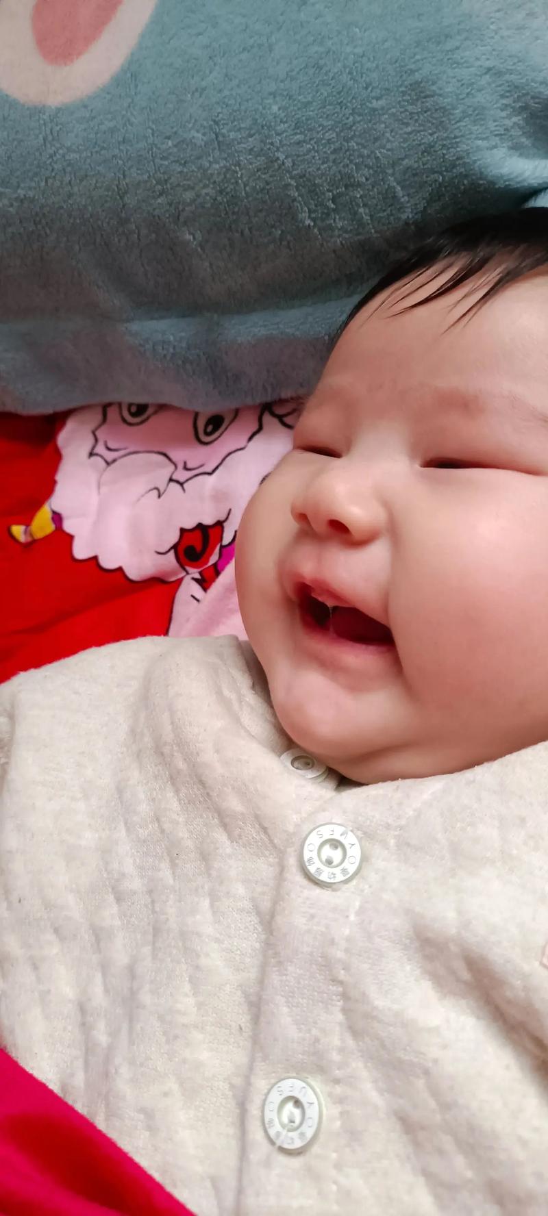 清晨刚睡醒的幼儿对妈妈甜笑