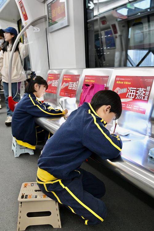 小学生地铁上刷短视频学习场景