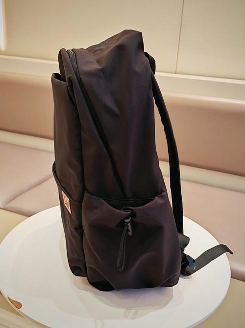 翻乱的黑色通勤包地面散落随身物品