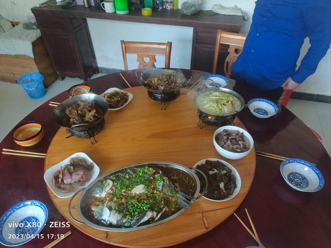 南漳周湾村茶旅民宿餐桌上的铁锅锅巴饭配土鸡汤