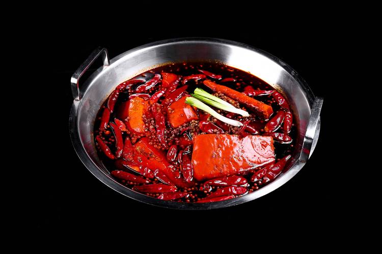 重庆老火锅翻滚的红油辣椒锅底特写