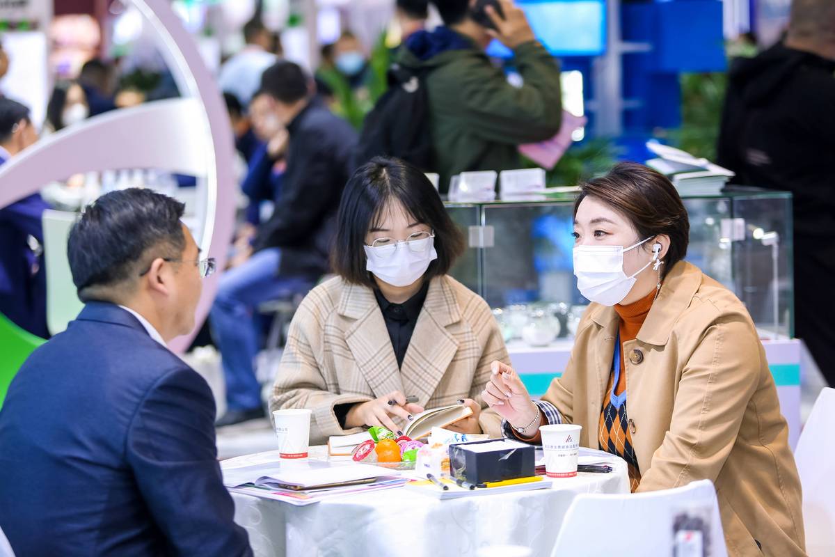B2B展会现场技术人员接待客户场景