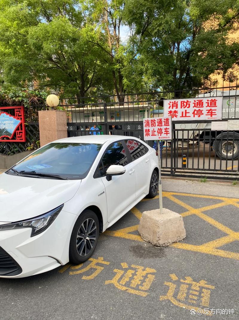 小区单元楼消防通道被私家车堵死现场实拍