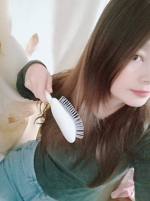 气垫梳梳理头发掉发场景图