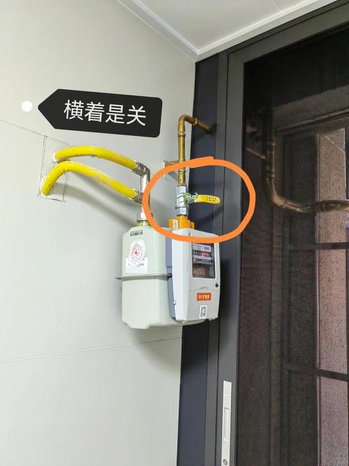 厨房燃气表旁铜质总阀关闭位置实拍