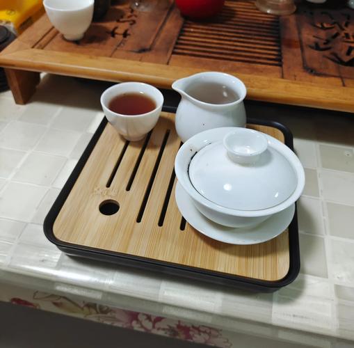 清溪河岸边齐山云雾茶小铺的竹制茶台