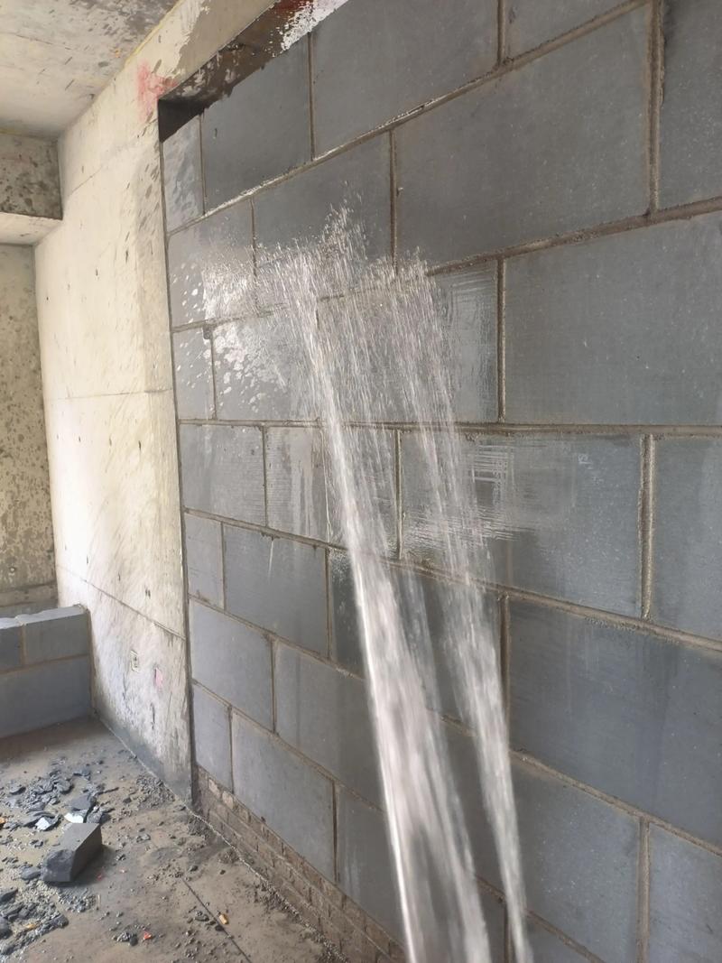 砌墙前工人给加气块浇水湿润施工现场