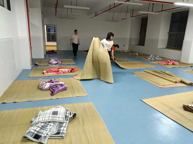 工业企业搭建的灾后儿童临时活动室内景