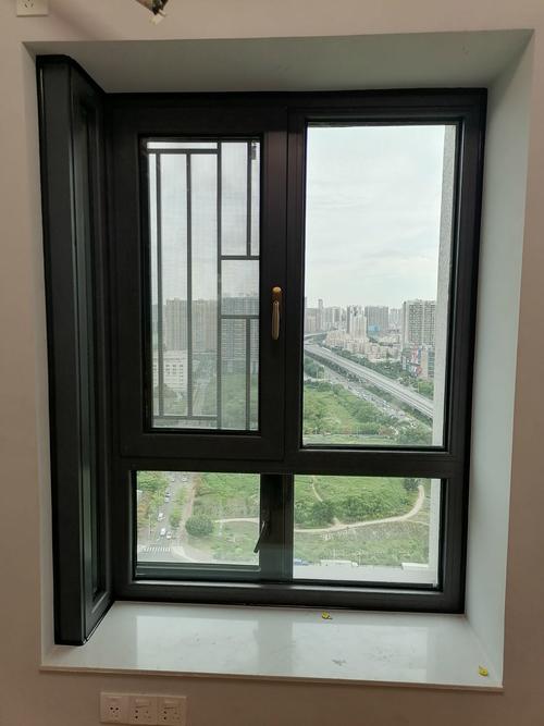 门窗隔音安装后手电筒光照漏点验收示意图
