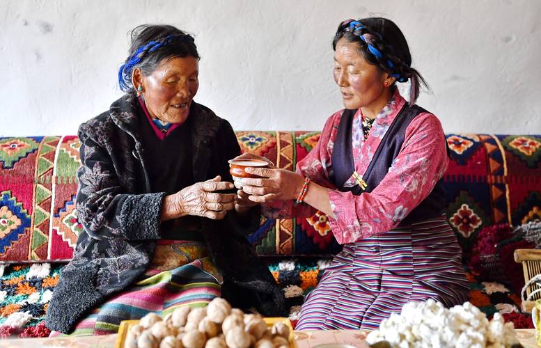 藏族阿妈为婴儿进行酥油抚触仪式