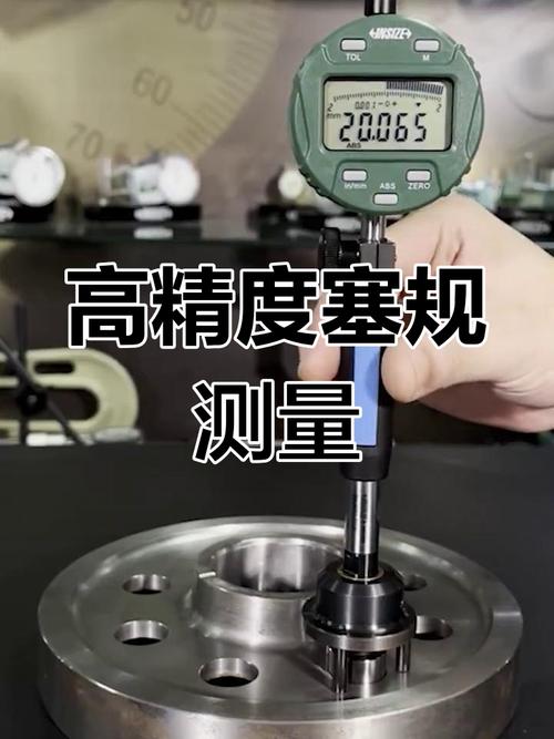 机械加工工人手持塞规检测零件孔径