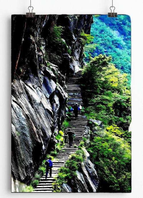 徽杭古道悬崖边石阶与深谷溪流