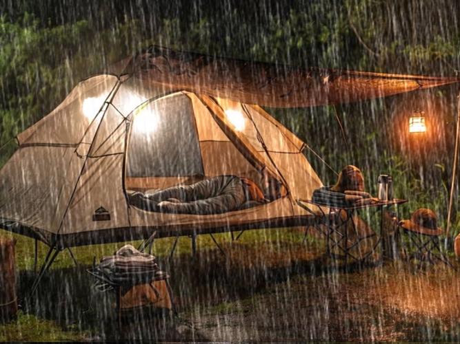 新手户外露营被雨水打湿的廉价网红帐篷