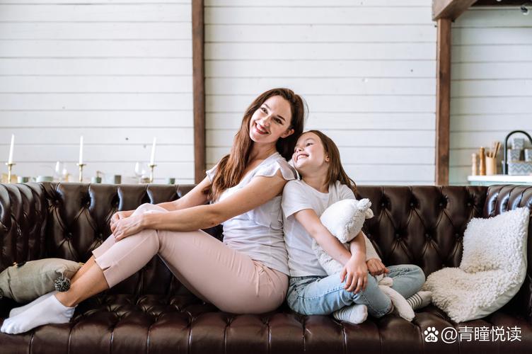 母女客厅沙发依偎聊天场景