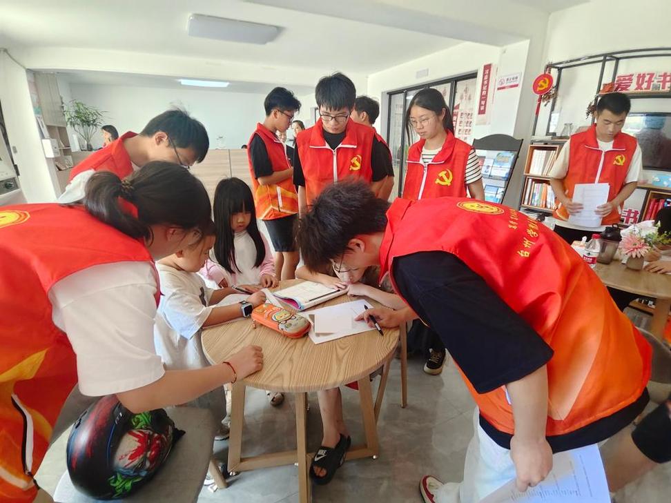 城乡学生共同参与社会实践的场景