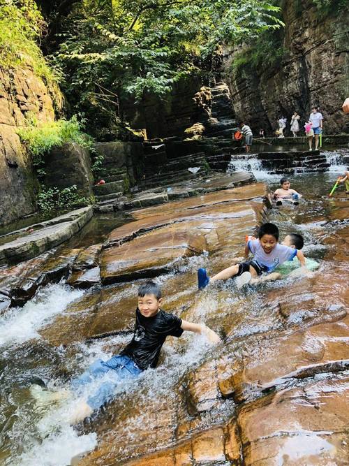 南漳漳河大峡谷龙潭瀑布浅滩游客踩水场景