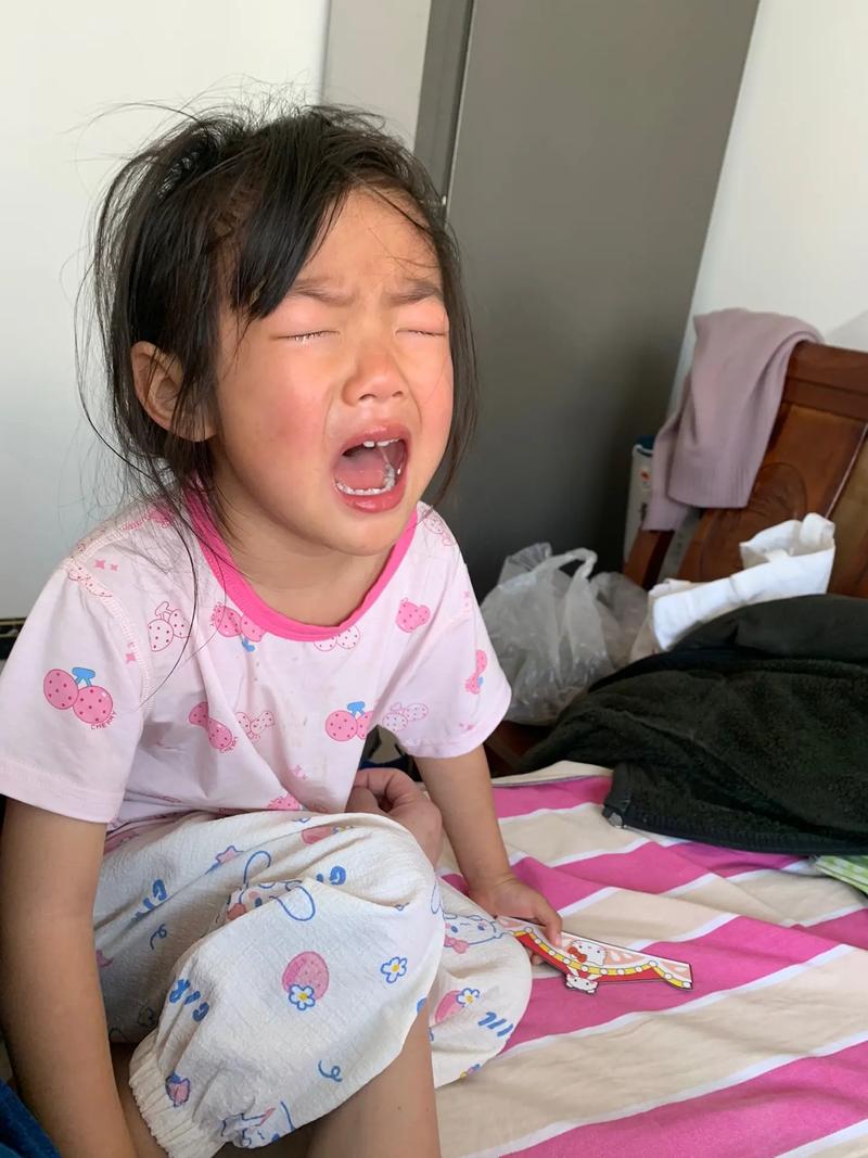 幼儿因面包撕开而大哭的特写照片