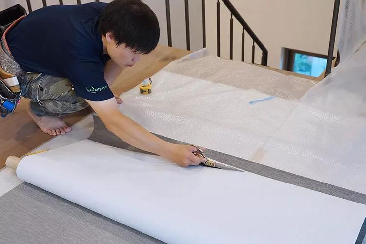 墙纸施工对花裁剪现场师傅操作图