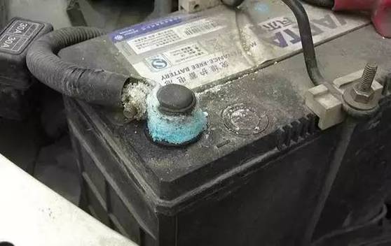 汽车电瓶桩头氧化虚接实拍图