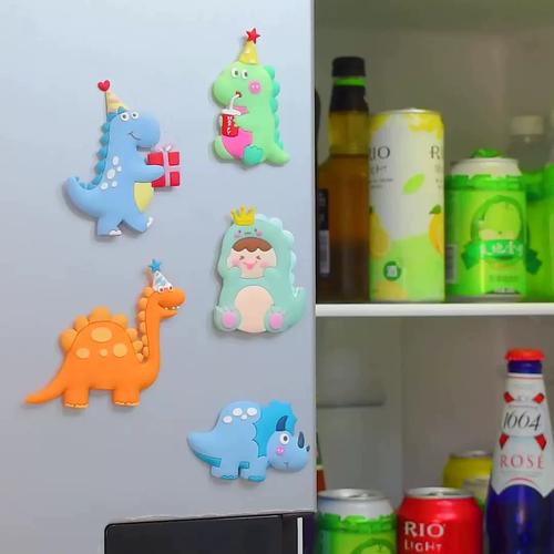 孩子用小恐龙冰箱贴在冰箱上贴手写纸条