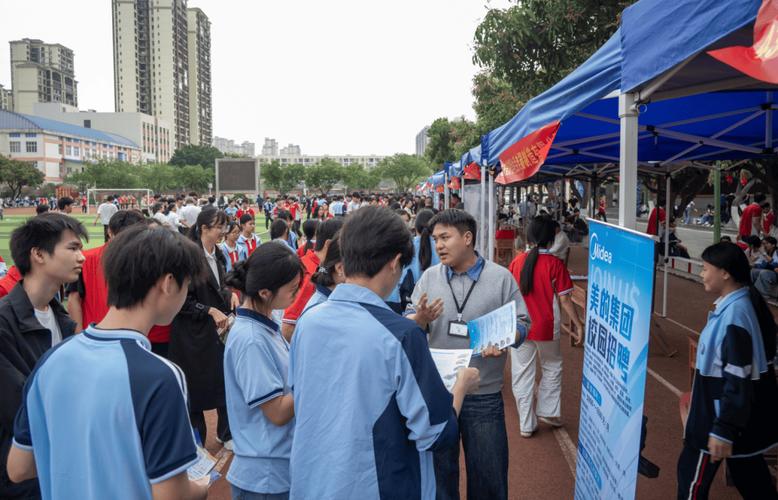 中职生国企校招招聘会现场