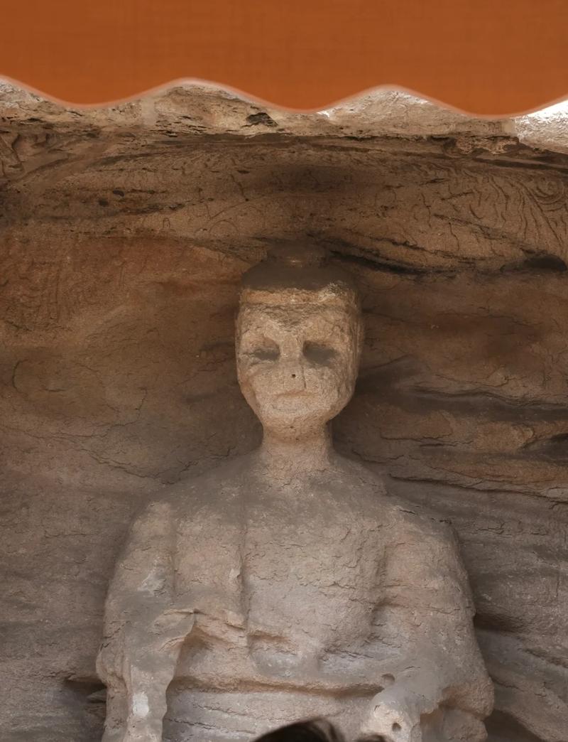 石窟寺景区护栏外的造像风化层特写