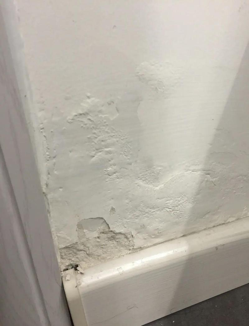 劣质雪弗板背景墙发鼓起泡实拍