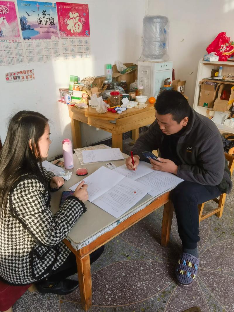 当事人带着材料走进拆迁律师事务所咨询