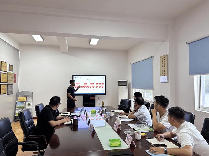 产学研合作团队在车间现场讨论