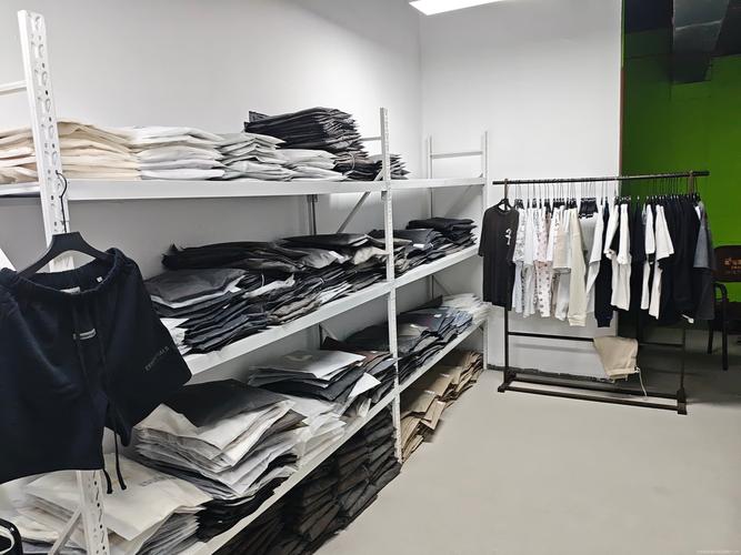 工厂直供零售成衣仓库改门店场景