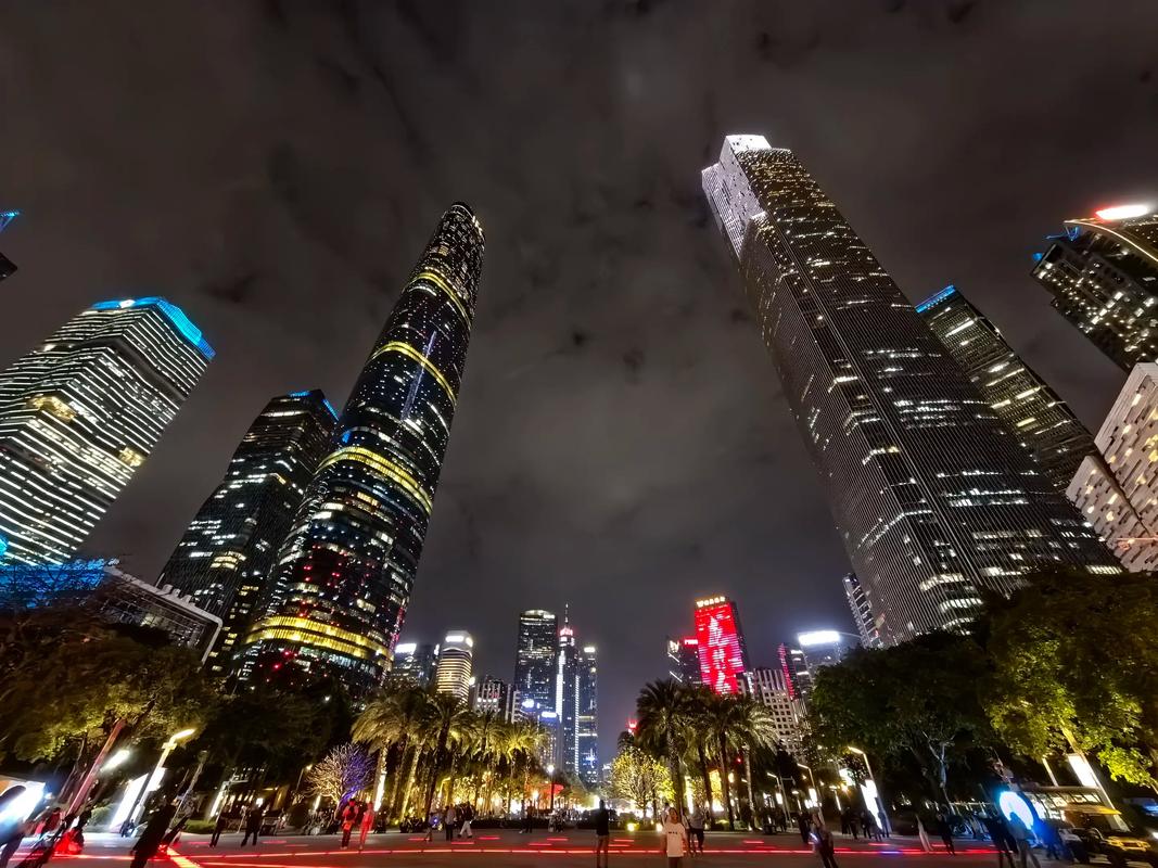 线路三：广州珠江新城的玻璃森林