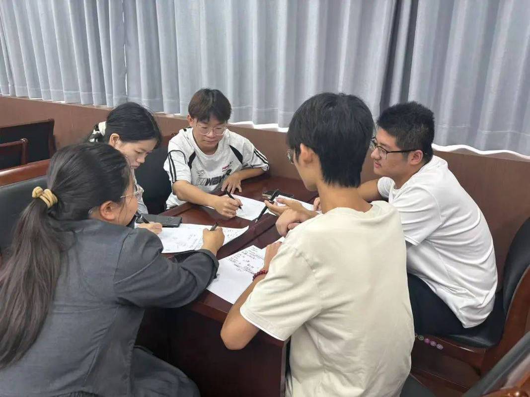 应届生校招群面小组讨论现场图