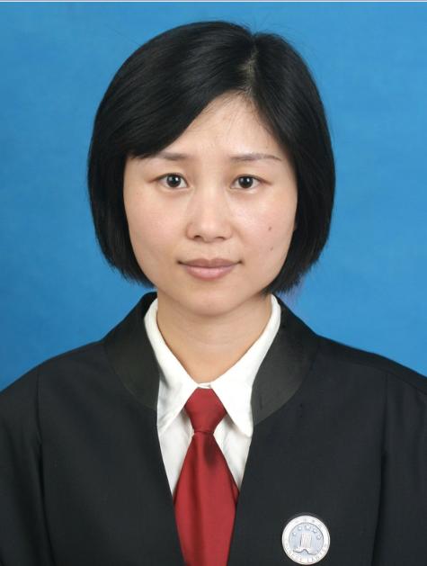 法院门口咨询律师的中年妇女