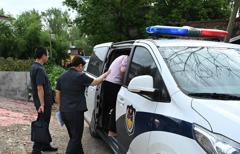 法院工作人员查封车辆执行现场图
