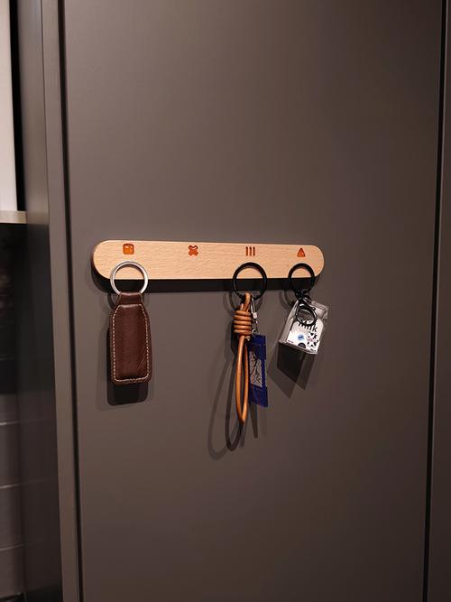 玄关磁吸附钥匙挂架实际使用场景图