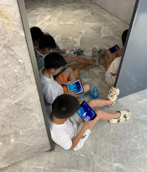 小学生迷茫地看着手机屏幕上的陌生人消息
