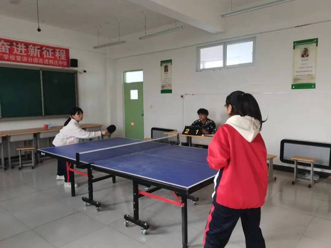 初中大课间学生自由打乒乓球场景