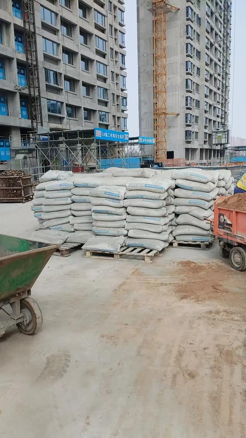 装修现场堆放的袋装水泥M32.5