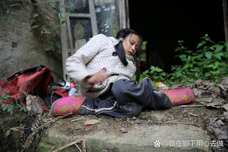 山区辍学女孩在家门口发呆场景