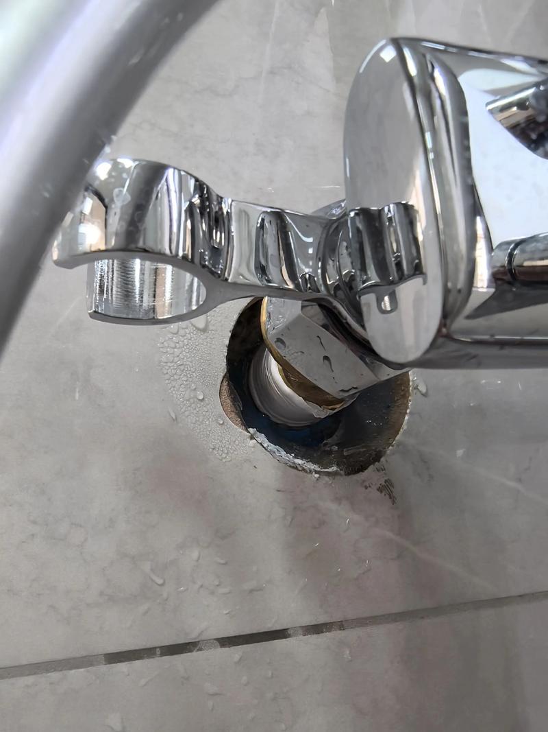 马桶进水三角阀漏水维修实物图