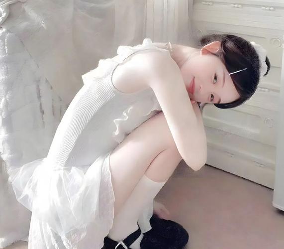 躲在儿童衣柜里生气的小学女生