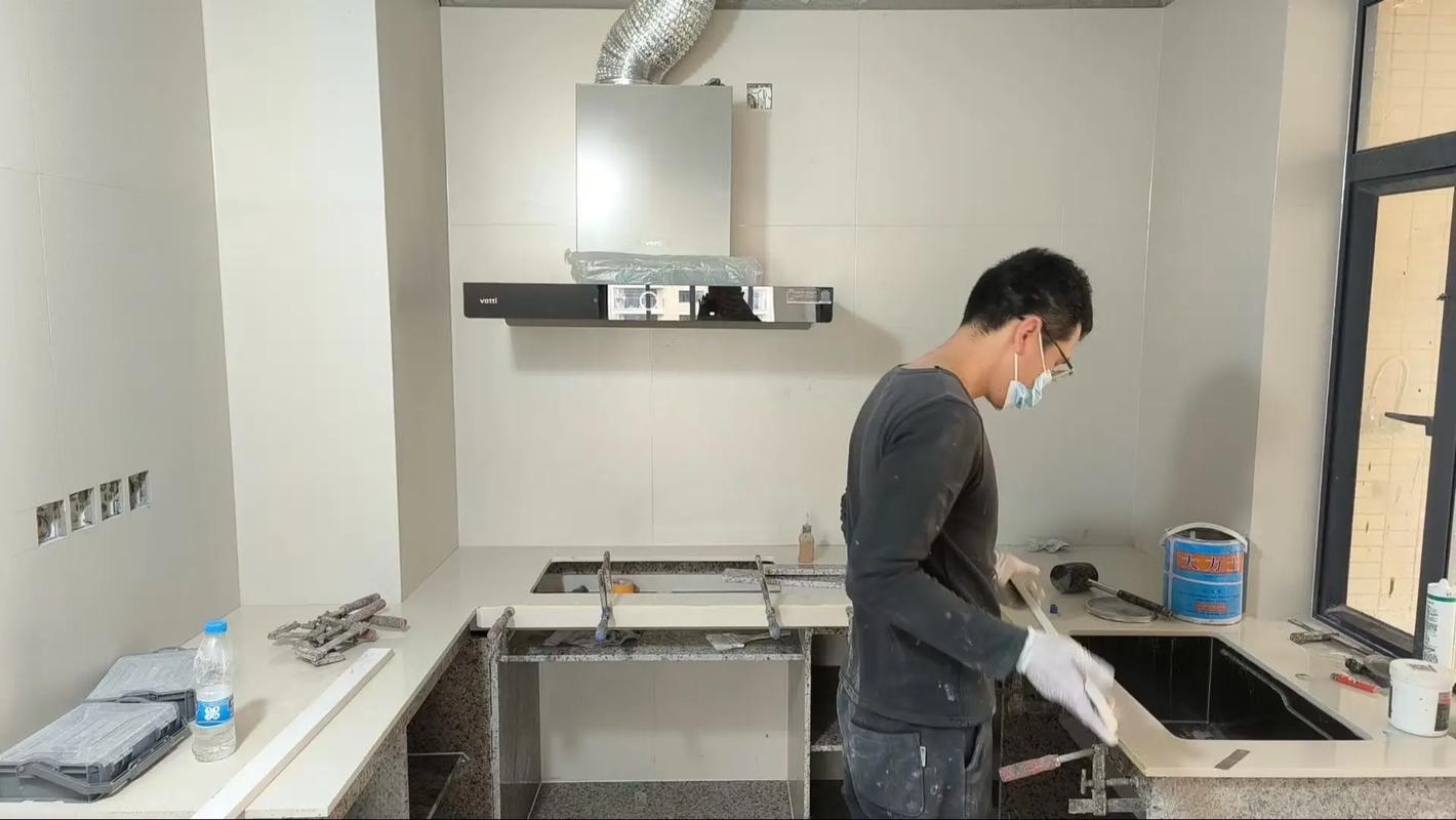 石英石台面安装现场工人拼接打磨细节