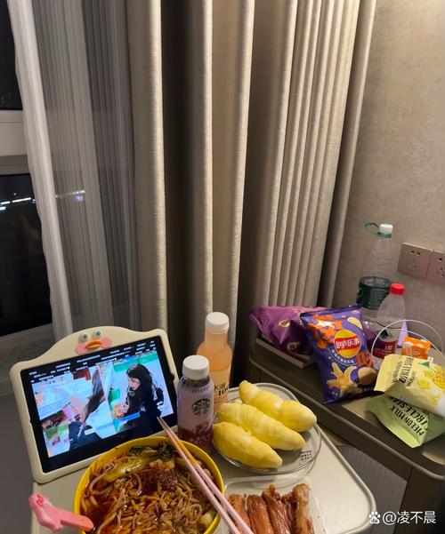 出租屋餐桌上单人晚餐配打开的平板电视场景