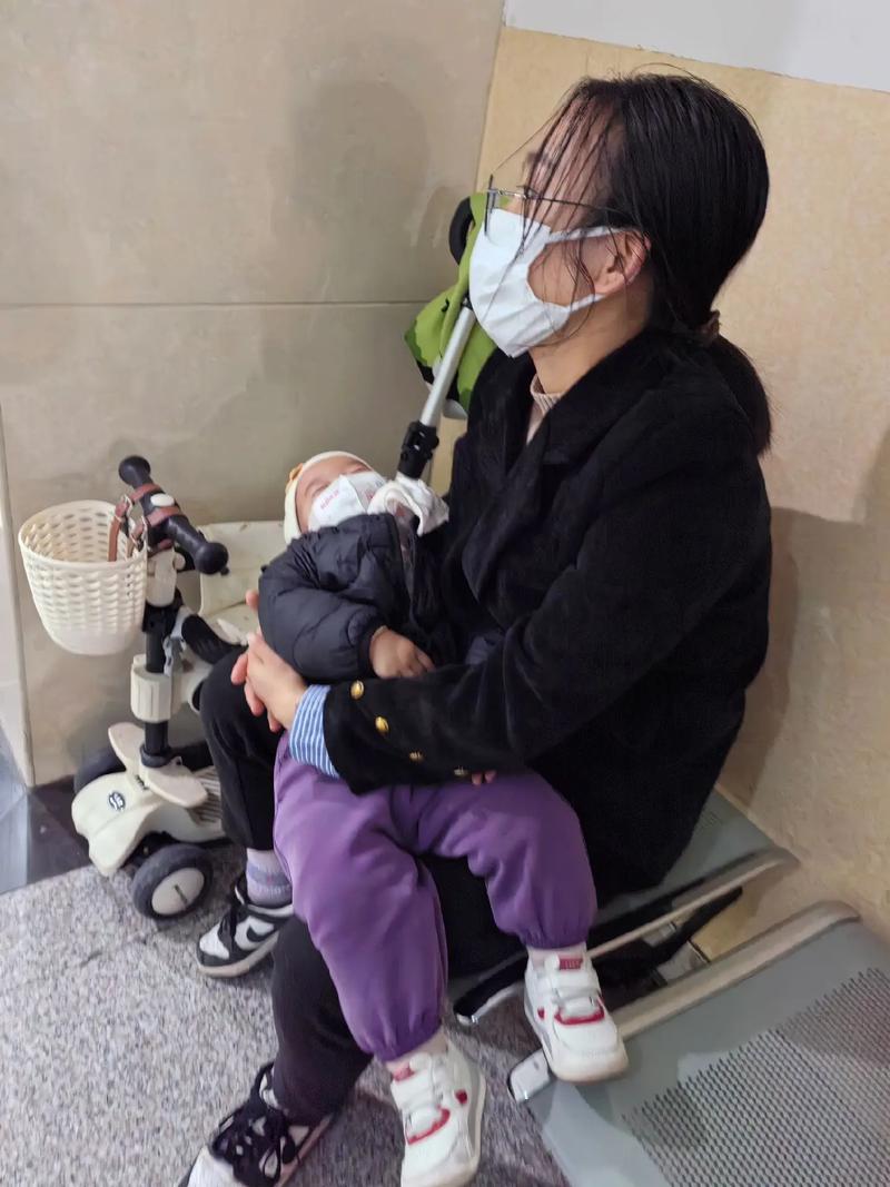疲惫妈妈深夜独自带娃客厅踱步
