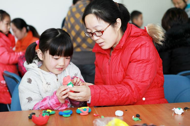 亲子一起玩粘土弄脏桌面温馨居家照片