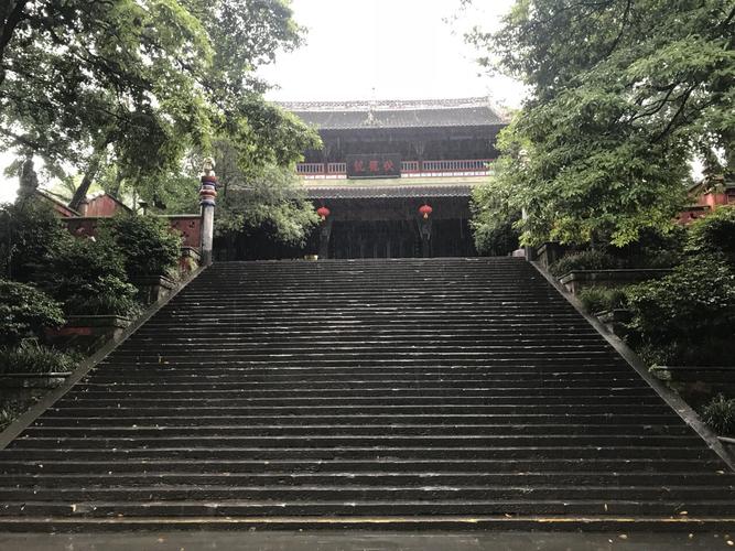 伏龙观屋檐与宝瓶口对角线
