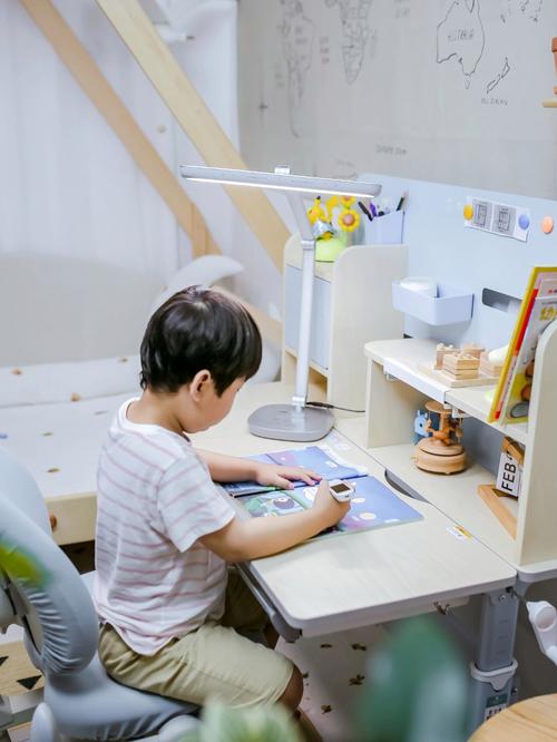 客厅书桌前孩子复习挠头实拍场景