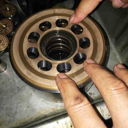 轴向柱塞泵内部配油盘磨损对比图