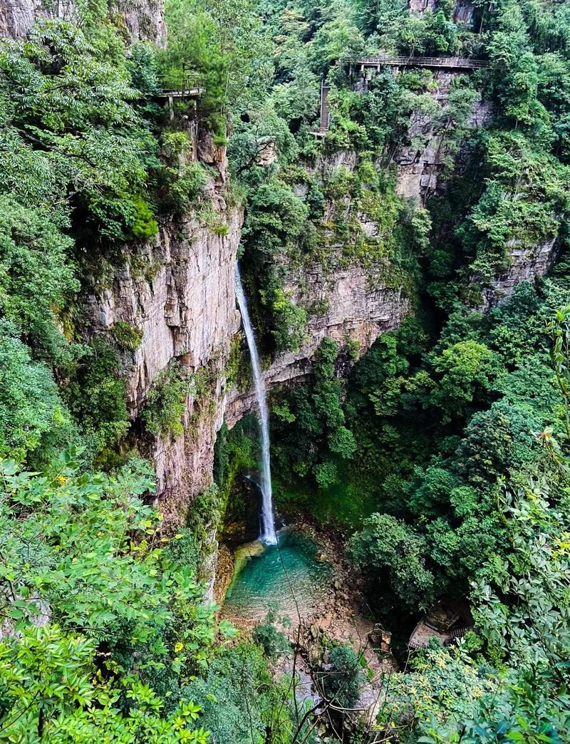 南漳观音岩石林群峰夹缝自然风光