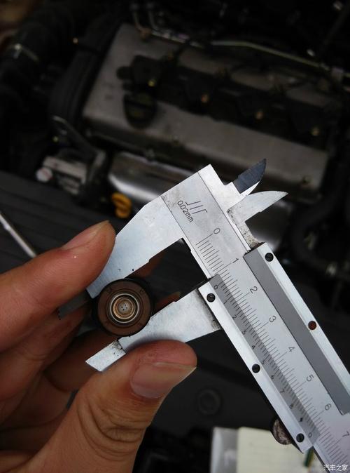 维修师傅游标卡尺测量汽车缸体密封间隙实拍